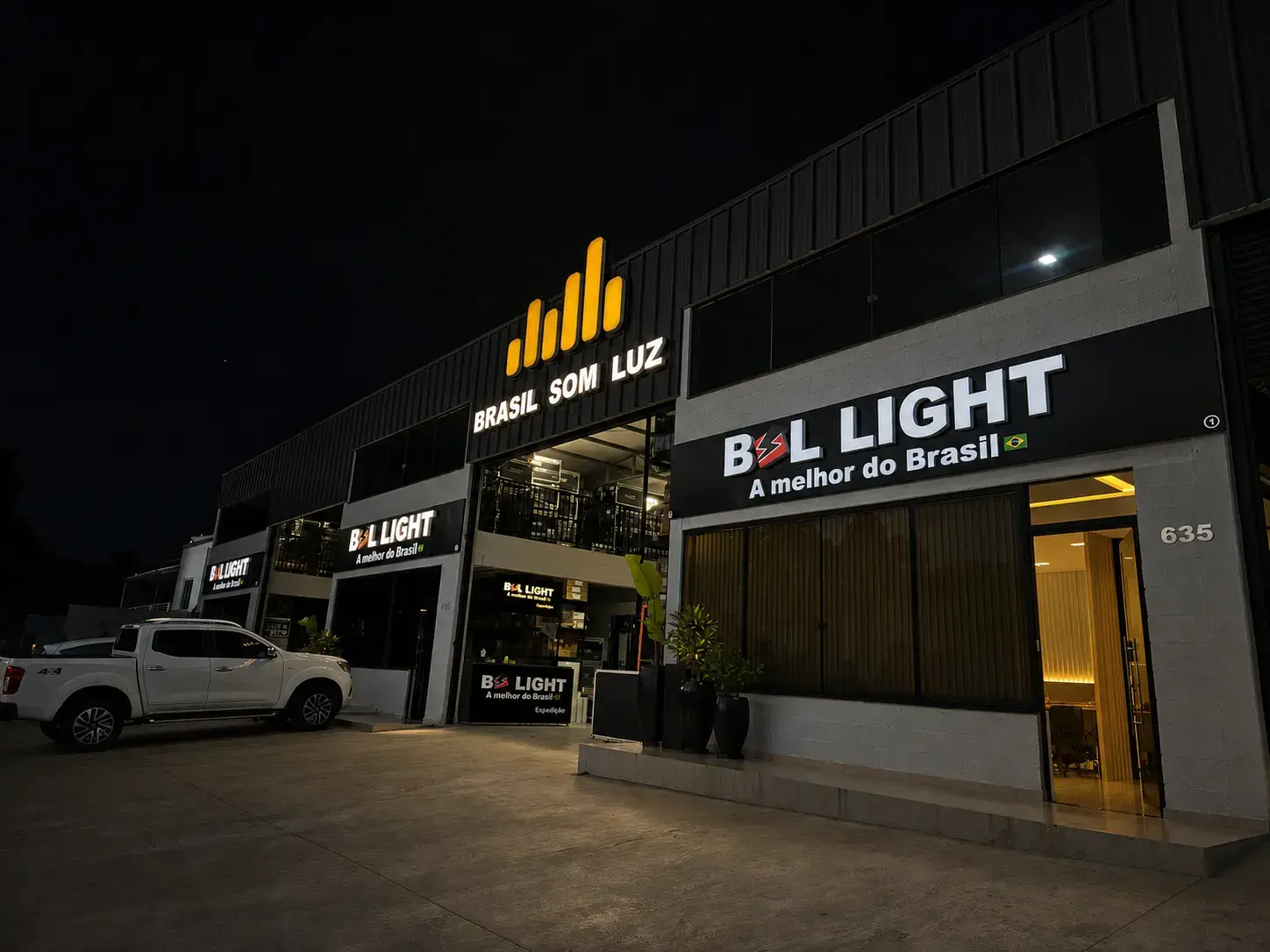 Fachada da BSL Light à noite em Quilombo, Santa Catarina